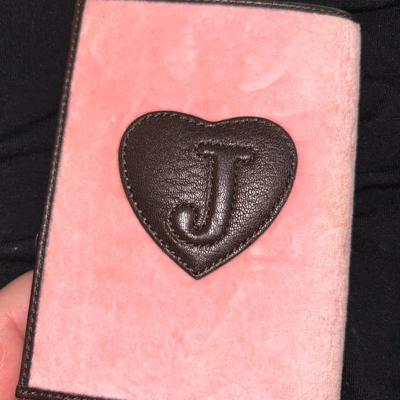 Juicy Couture Travel Exclusive passport holder business cards - Picture 2 of 5